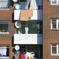 825_0602 Balkons mit Kleidung zum Trocknen in Hamburg Billbrock. | Wäsche auf der Leine - große Wäsche trocknen im Freien.